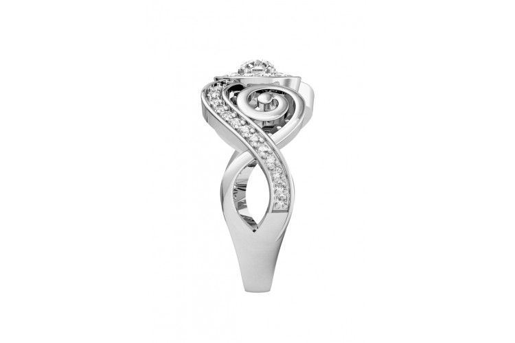 Charming diamond engagement ring